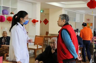 醫生在身旁，硬核托起健康“夕陽紅”——記社區健康咨詢服務的溫暖力量